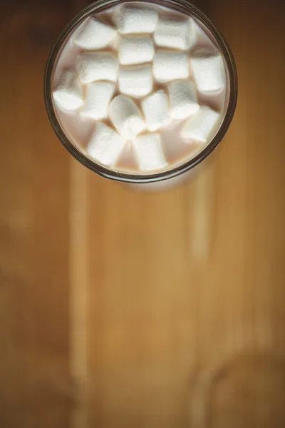 Taza de café con malvavisco en la mesa — Foto de Stock