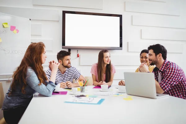 Colegas felizes discutindo sobre reunião — Fotografia de Stock