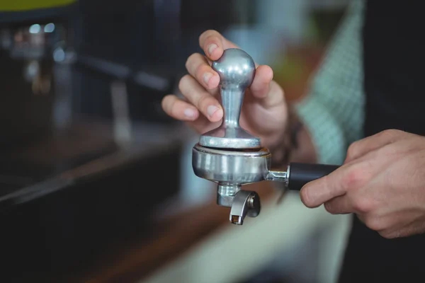 Serveur utilisant un tampon pour presser le café — Photo