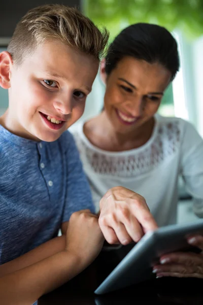 Mor och Son med Digital tablet i vardagsrum — Stockfoto
