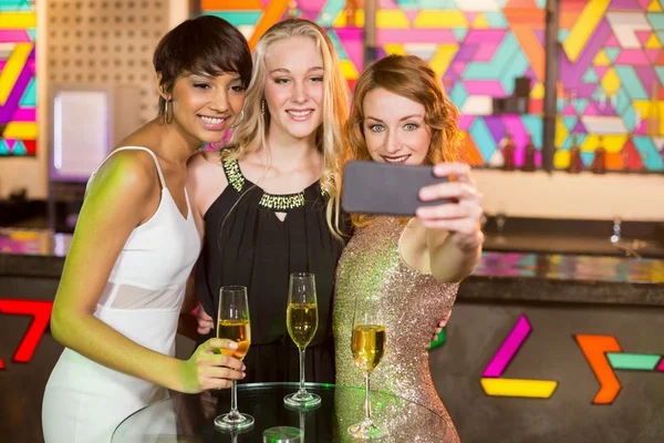 Kvinnliga vänner som tar Selfie — Stockfoto
