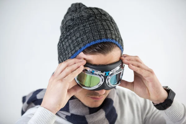 Człowiek w odzieży zimowej, noszenie aviator okulary — Zdjęcie stockowe