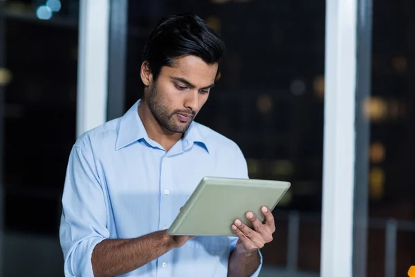 Homme d'affaires utilisant une tablette numérique — Photo