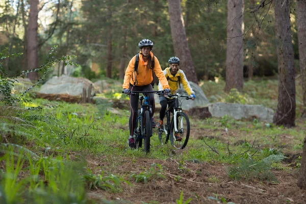 Biker casal de ciclismo no campo — Fotografia de Stock