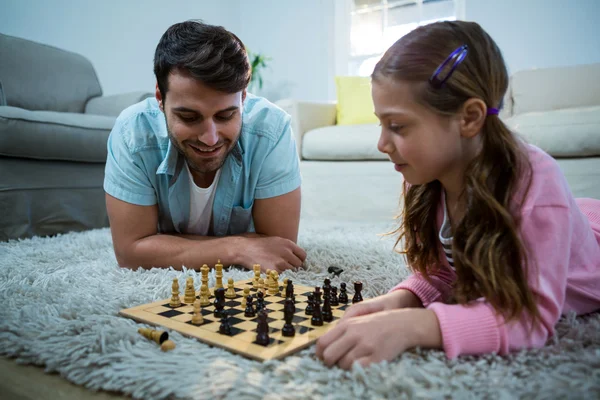 Pai e filha jogando xadrez — Fotografia de Stock