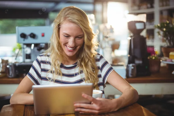 Femme assise dans un café en utilisant une tablette — Photo