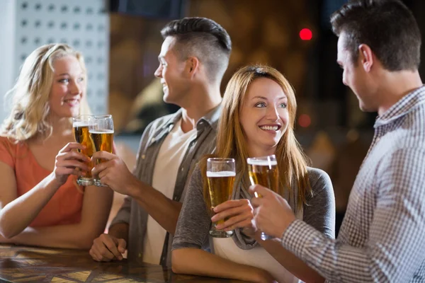 Freunde stoßen mit Gläsern Bier an — Stockfoto