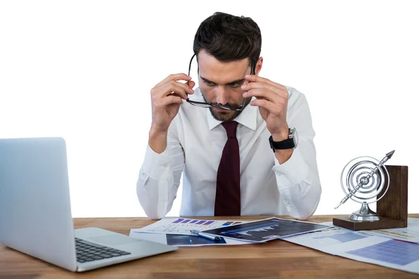 Бізнесмен в окулярах під час роботи в офісі — стокове фото