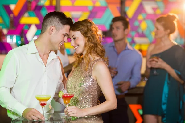 Pareja romántica tomando una copa de cóctel — Foto de Stock