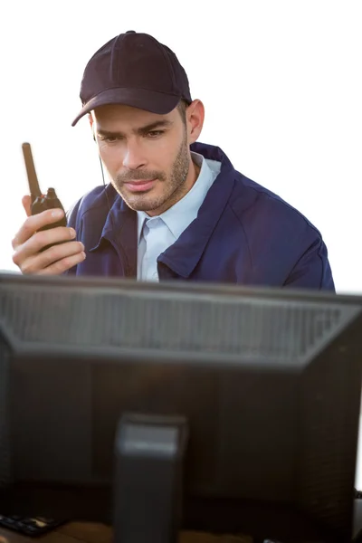 Oficial de segurança falando sobre walkie-talkie — Fotografia de Stock