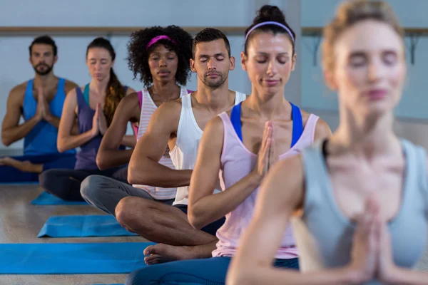 Bir grup insan yoga gerçekleştirme — Stok fotoğraf