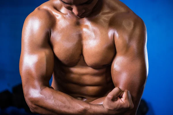 Muscular shirtless man in gym — Stockfoto