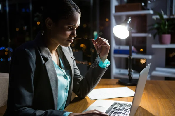 Zakenvrouw Werken op Laptop — Stockfoto