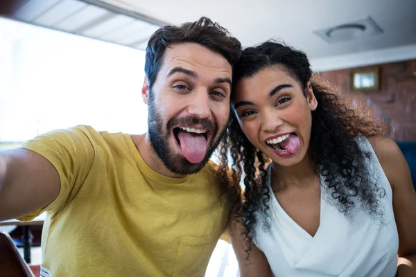 Casal fazendo expressão facial e se divertindo — Fotografia de Stock