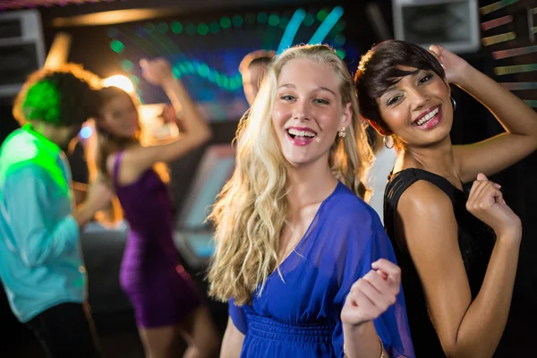 Duas mulheres dançando na pista de dança — Fotografia de Stock