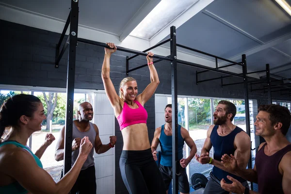Woman doing chin-ups in gym — Stock Photo, Image