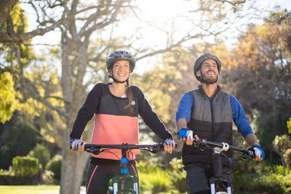 Biker casal de ciclismo no campo — Fotografia de Stock