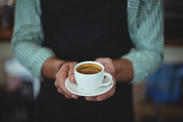 Serveur tenant une tasse de café — Photo