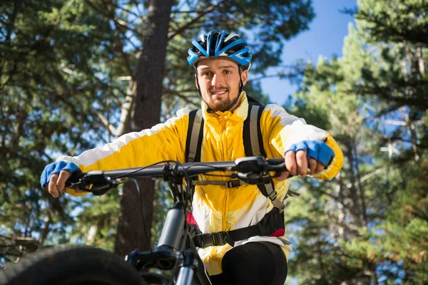 남성 산 자전거 타기 자전거 — 스톡 사진