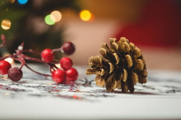 木製のテーブルの上のクリスマスオーナメント — ストック写真