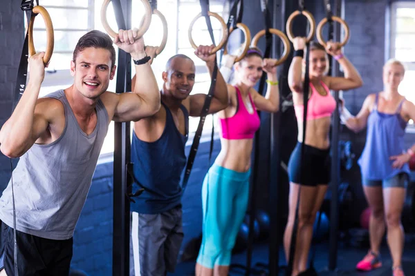 Des gens souriants avec des anneaux de gymnastique — Photo