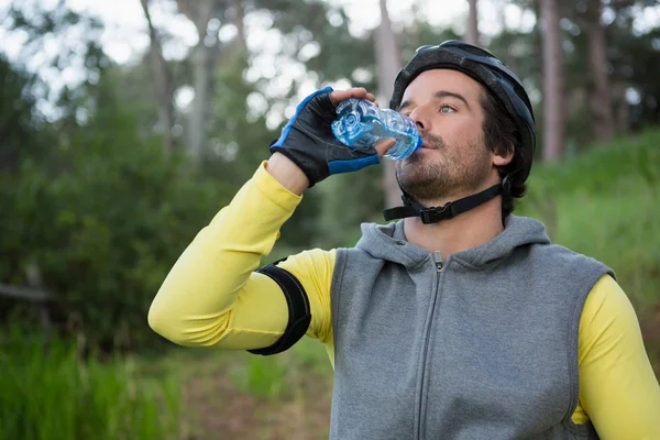 Mountain biker drinking water — Stock Photo, Image