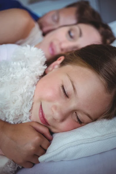 Família dormindo na cama — Fotografia de Stock