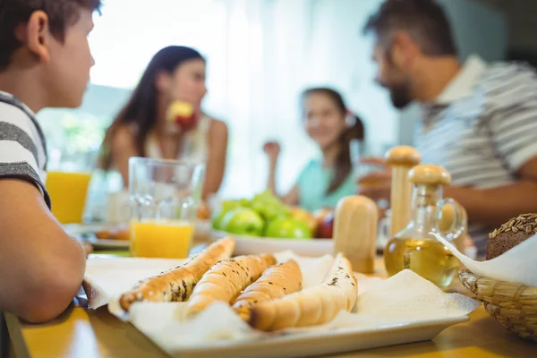 Rapaz sentado à mesa de jantar — Fotografia de Stock