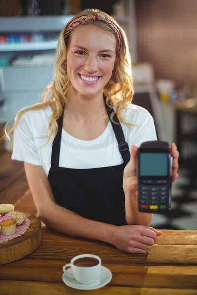 Waitress holding credit card reader — Stock Photo, Image