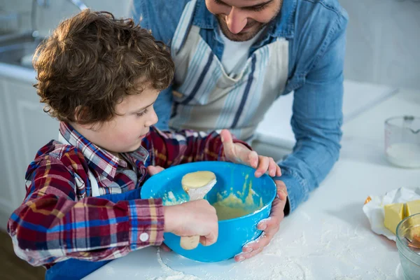 Far och son förbereder cupcake — Stockfoto