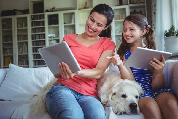 Mãe e filha com cão de estimação — Fotografia de Stock