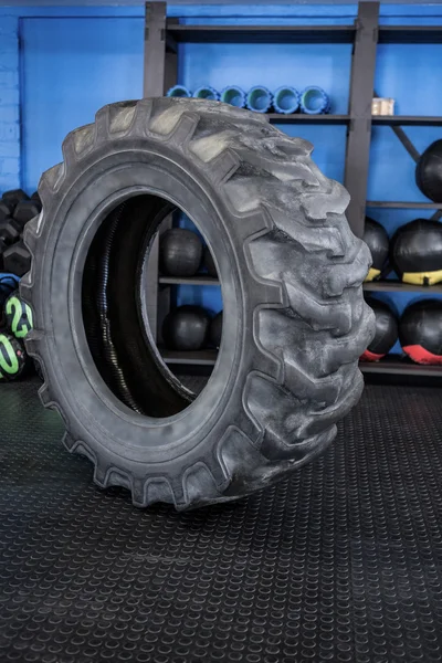 체육관에서에서 바닥에 타이어 — 스톡 사진