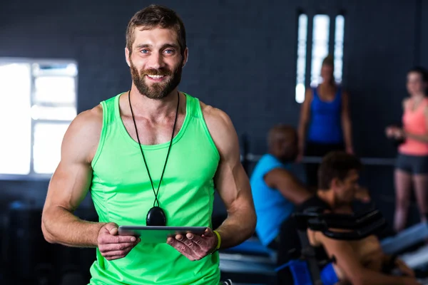 Feliz hipster celebración tableta en el gimnasio — Foto de Stock