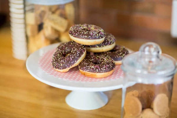 Donuts na banca de bolo — Fotografia de Stock