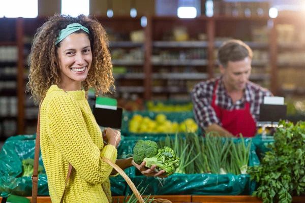 Mujer comprando verduras en sección orgánica — Foto de Stock