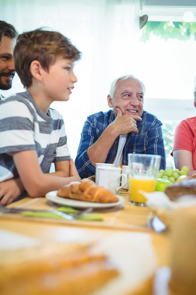 Kahvaltı masasında oturan çok nesil aile — Stok fotoğraf