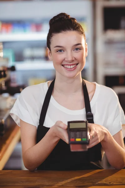 Официантка показывает автомат с кредитками — стоковое фото