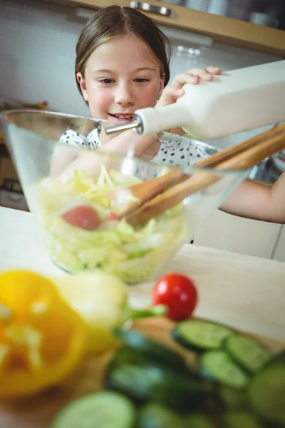 Fille préparer un bol de salade dans la cuisine — Photo