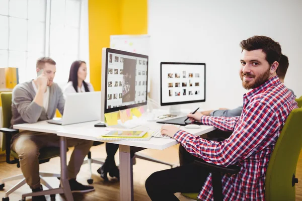 Portrait of happy editor working — Stock Photo, Image