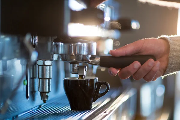 Camarero haciendo taza de café —  Fotos de Stock