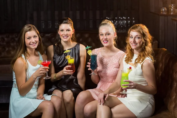 Female friends holding glasses of cocktail — Stock Photo, Image