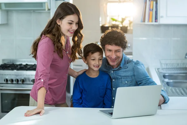 Retrato de familia usando laptop — Foto de Stock