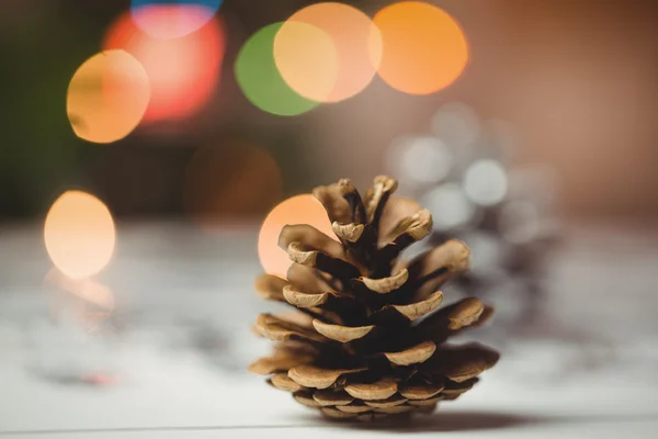 Cône de pin sur table en bois — Photo