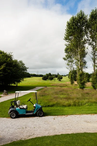 Golfbil på golfbana — Stockfoto