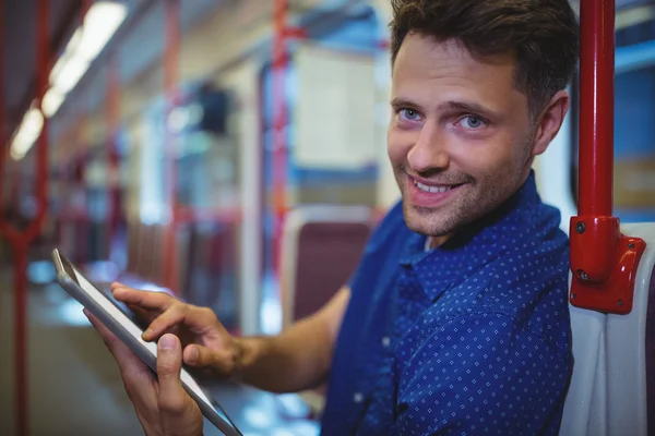 Homem bonito usando tablet digital no trem — Fotografia de Stock