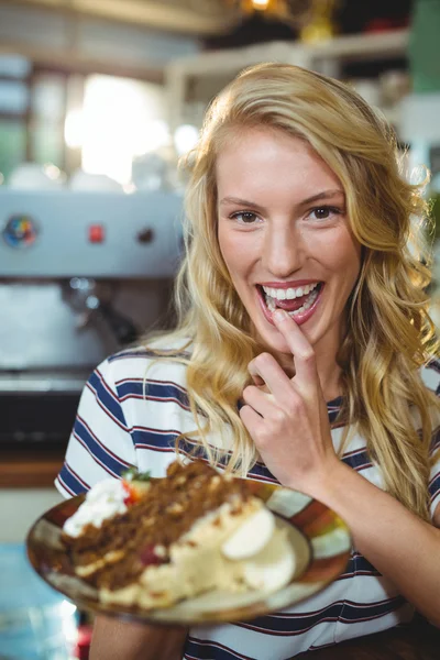 Kvinde bedrift plade af desserter - Stock-foto