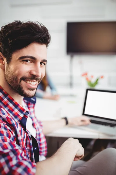 Selbstbewusste Führungskraft sitzt mit Laptop — Stockfoto