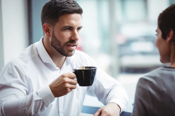 Företagare interagera med kopp kaffe — Stockfoto