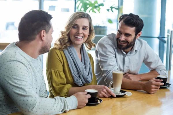 Vänner interagera tag fikar — Stockfoto