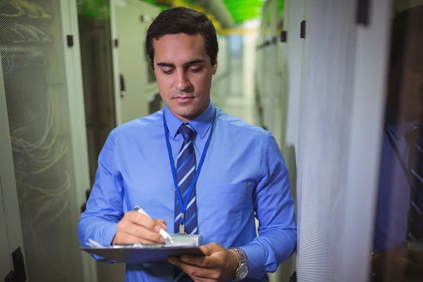 Técnico manteniendo registro de servidor montado en rack —  Fotos de Stock